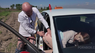 Зачем платить таксисту, когда можно просто дать в попку в машине!