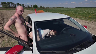 Зачем платить таксисту, когда можно просто дать в попку в машине!