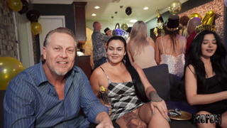 У тебя классный член – трахни меня на вечеринке незаметно