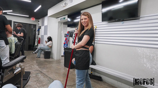 Сотрудница барбершопа ублажает пиздой клиента, пока он ждет своей очереди