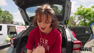 За деньги молодая автомойщица и в рот взяла и в пизду дала прям на улице